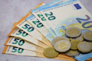 Briefjes-van-50-en-20-euro-en-muntjes-Canva